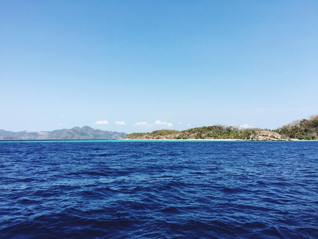 Фото Пейзажный вид на спокойное море на фоне ясного неба