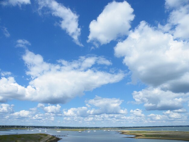 Фото Пейзаж спокойного моря на фоне облачного неба