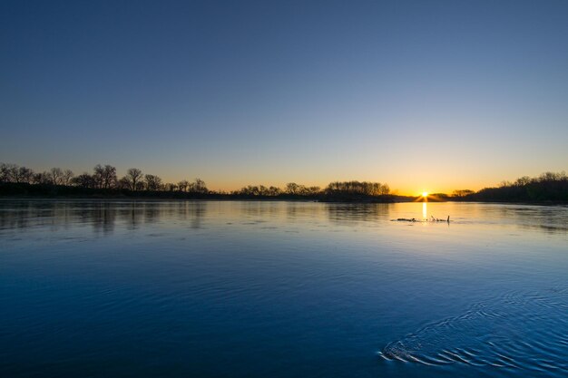 写真 夕暮れ の 静かな 海 の 景色