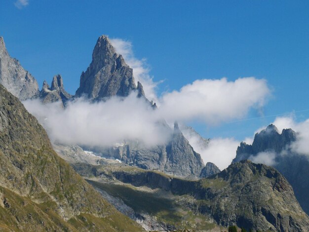 写真 岩石 の 山 を 覆っ て いる 雲 の 景色