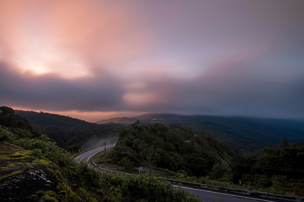 写真 日没時のcloudscapeの風光明媚なビュー