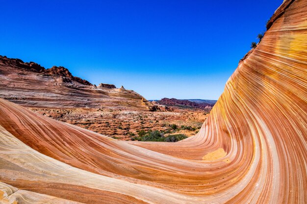 写真 晴れた青い空に照らされた砂漠の景色