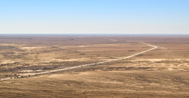 写真 晴れた空を背景に砂漠の景色