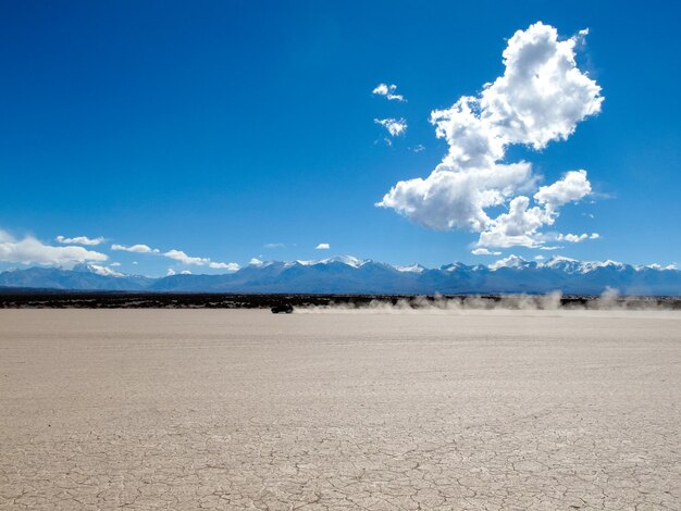 写真 空を背景に砂漠の景色