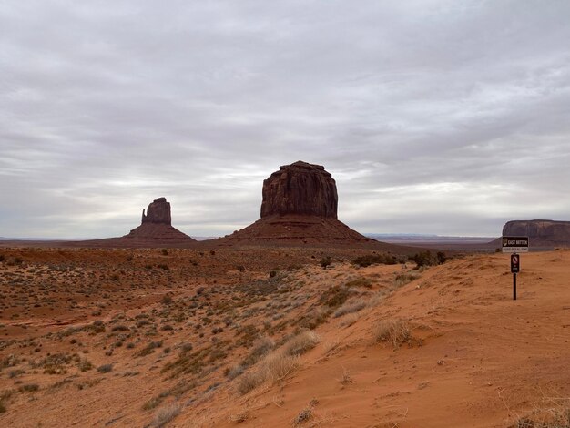 写真 空を背景に砂漠の景色