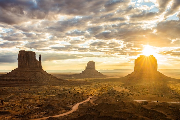 写真 空を背景に砂漠の景色