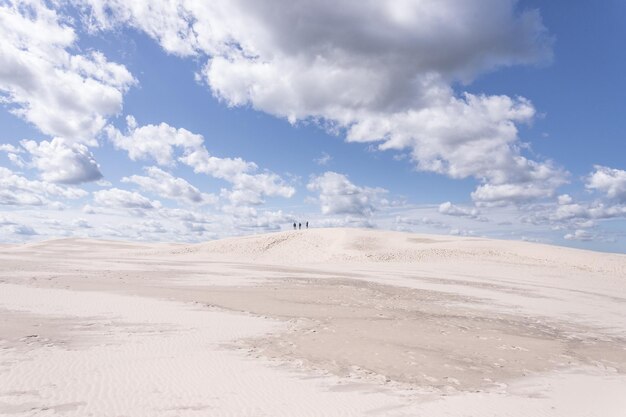 写真 空に照らされた砂漠の景色