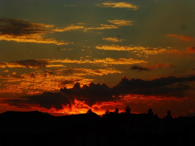 写真 夕暮れ の 時 の 劇的な 空 の 景色