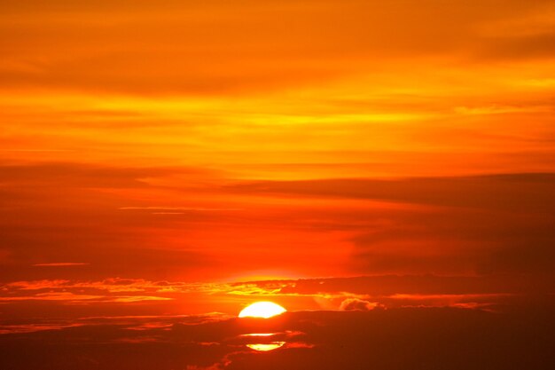 Фото Красивый вид на драматическое небо во время захода солнца