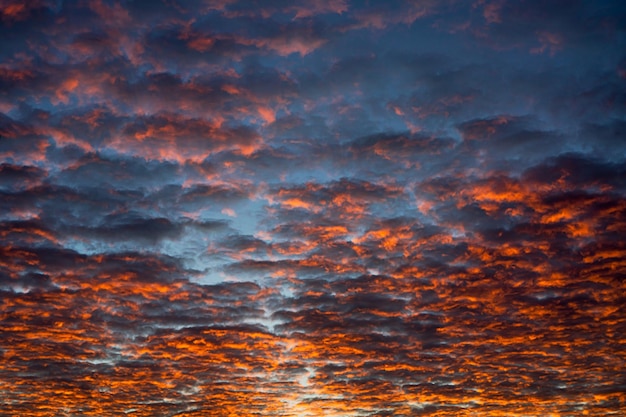 写真 夕暮れ の 時 の 劇的な 空 の 景色