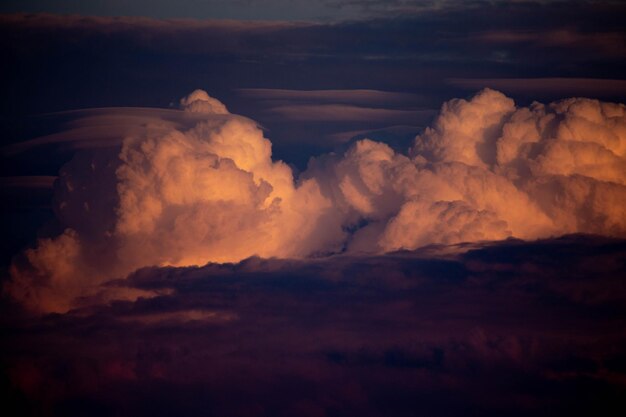 写真 夕暮れ の 時 の 劇的な 空 の 景色