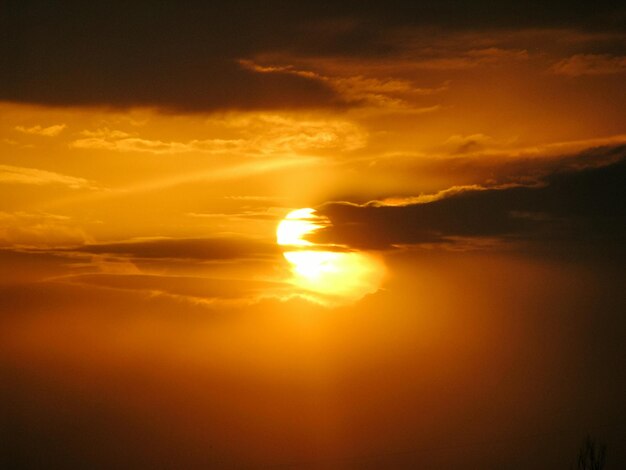 写真 夕暮れ の 時 の 劇的な 空 の 景色