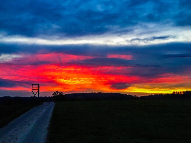 写真 夕暮れ の 時 の 劇的な 空 の 景色