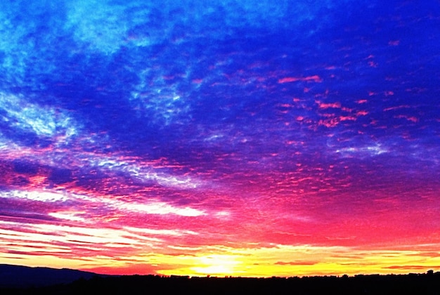 写真 夕暮れ の 時 の 劇的な 空 の 景色