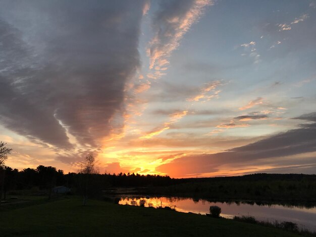 Фото Красивый вид на драматическое небо над озером во время захода солнца