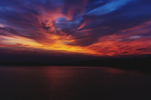 写真 夕暮れ の 時 の 海 の 上 の 劇的 な 空 の 景色