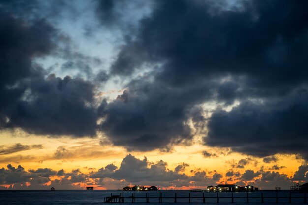 写真 夕暮れ の 時 の 海 の 上 の 劇的 な 空 の 景色