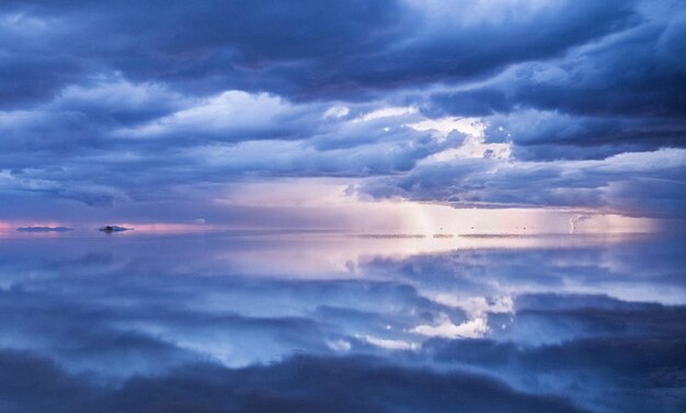 Фото Красивый вид на драматическое небо над морем