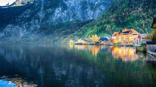 写真 ハルシュタット湖のある有名なハルシュタット山村の美しい景色