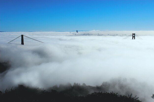 写真 冬の空に照らされた田舎の景色