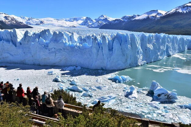 写真 凍った湖と山の背景の景色