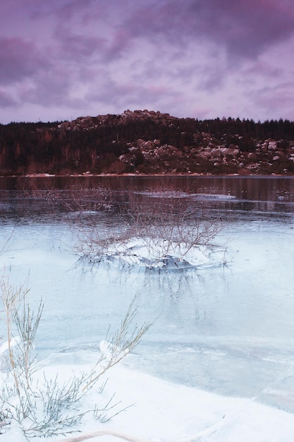 Фото Вид на замерзшее озеро на фоне неба зимой