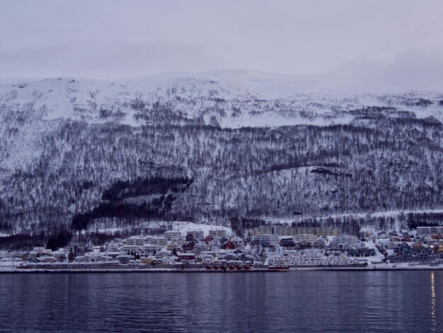 写真 空を背景に凍った湖の景色