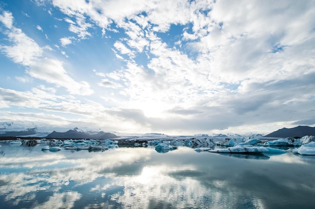 写真 空を背景に凍った湖の景色