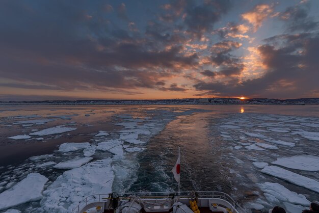 Фото Вид на замерзшее море на фоне неба во время захода солнца