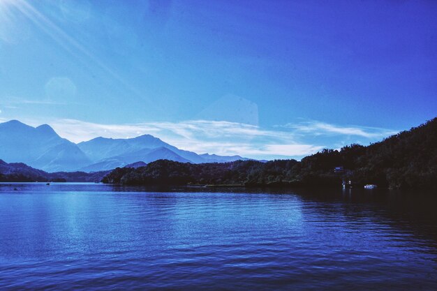 写真 青い空を背景に湖の景色