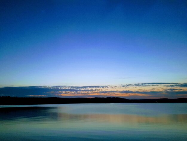 Фото Красивый вид на озеро на фоне голубого неба