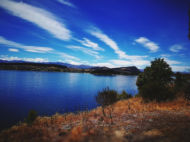 写真 青い空を背景に湖の景色