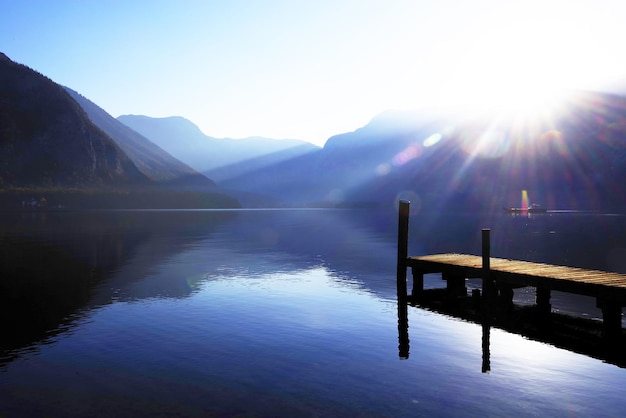 写真 鮮やかな太陽に照らされた湖の景色