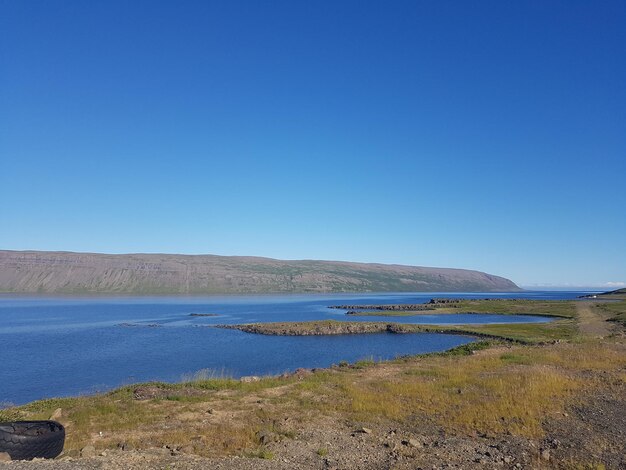 사진 은 파란 하늘 을 배경 으로 호수 의 풍경
