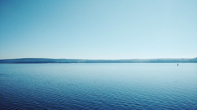 写真 澄んだ青い空に照らされた湖の景色