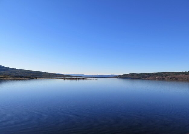 写真 澄んだ青い空に照らされた湖の景色