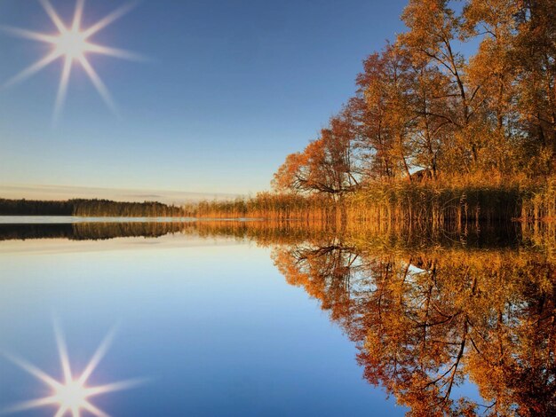 写真 秋の晴れた空を背景に湖の景色