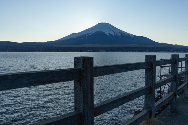 写真 晴れた空に照らされた湖の景色