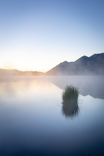 写真 晴れた空に照らされた湖の景色