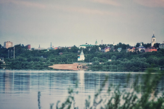 写真 晴れた空に照らされた湖の景色