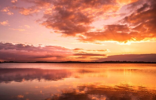 写真 夕暮れ の 時 に 劇 的 な 空 に 対し て 湖 の 景色