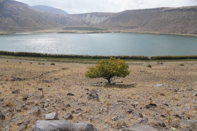 Фото Красивый вид на озеро на фоне горного хребта