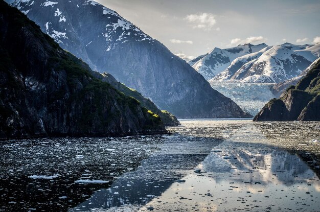 写真 山脈 に 対し て の 湖 の 景色