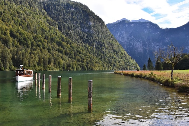 写真 山々 に 対し て の 湖 の 景色