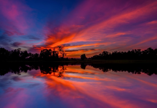 Фото Красивый вид на озеро на романтическом небе при заходе солнца