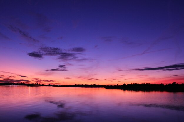 写真 夕暮れのロマンチックな空に照らされた湖の景色