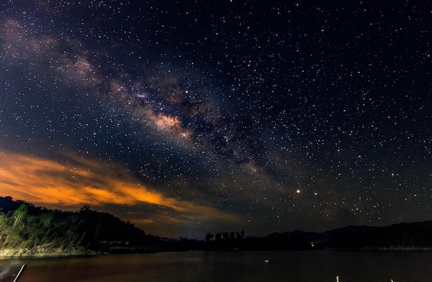 写真 夜空に照らされた湖の景色