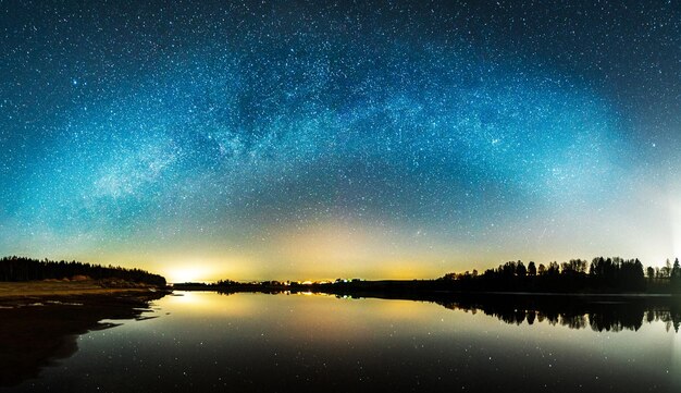 写真 夜空に照らされた湖の景色