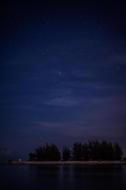 写真 夜空に照らされた湖の景色