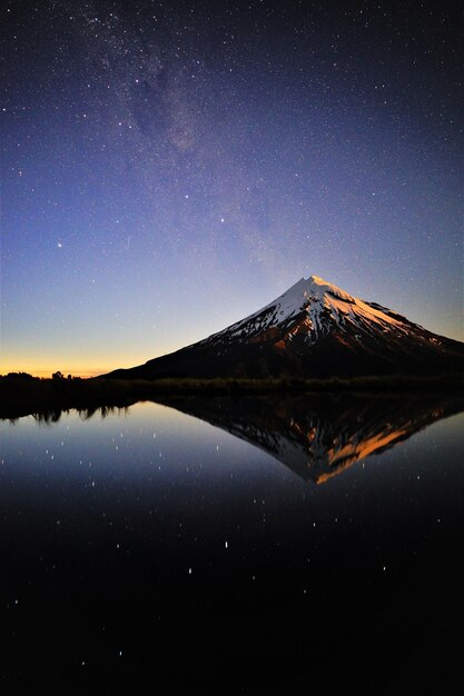 写真 夜空に照らされた湖の景色